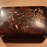 Scatola in radica con intarsi floreali