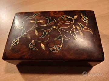 Scatola in radica con intarsi floreali