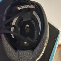 Casco rosso da bicicletta