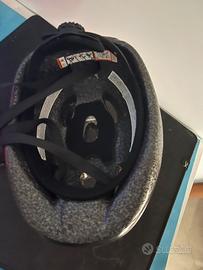 Casco rosso da bicicletta