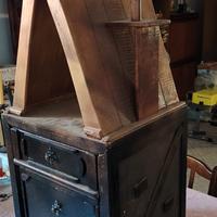 Comodino singolo con luce. 