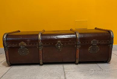 Baule spagnolo antico in legno e ottone