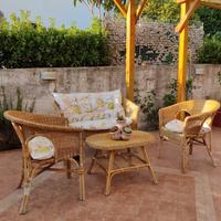 Salottino da esterno in vimini con cuscini