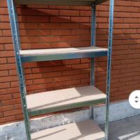 vari scaffali in metallo con pianale in legno 