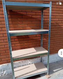 vari scaffali in metallo con pianale in legno 