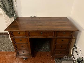 Scrivania in legno massello dei primi del ‘900