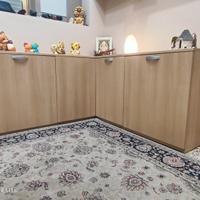 mobile angolare con mensole