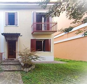 Bifamiliare vicino al centro