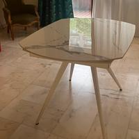Tavolo effetto marmo ovale