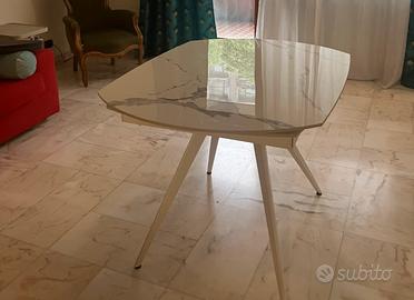 Tavolo effetto marmo ovale