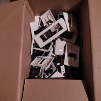 Prese, placche, frutt, interruttori e pulsanti