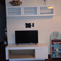 Mobile tv con vetrina sospesa