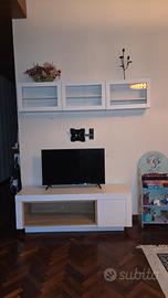 Mobile tv con vetrina sospesa