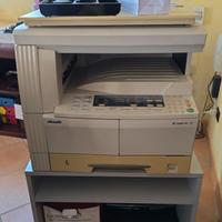 Stampante e tavolino con ruote