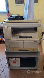 Stampante e tavolino con ruote