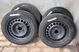 Cerchioni in lamiera con gomme invernali