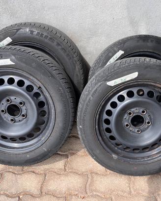 Cerchioni in lamiera con gomme invernali
