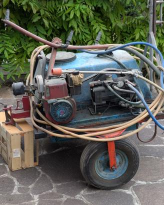 Irroratrice a scoppio per vigneto con cisterna