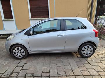 Toyota Yaris 13 Navi automatica - 3 p.