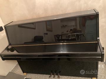 Pianoforte verticale nero lucido ben tenuto