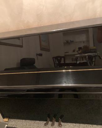 Pianoforte verticale nero lucido ben tenuto