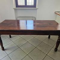 Tavolo in legno massiccio