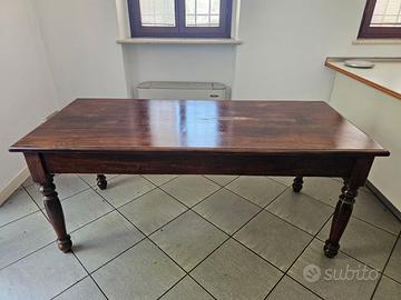 Tavolo in legno massiccio