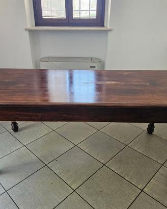 Tavolo in legno massiccio