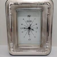 Elegante orologio da tavolo con cornice in argento