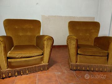 Coppia di poltrone classiche