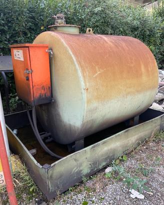 Vasca con pompa  per rifornimento gasolio o altro