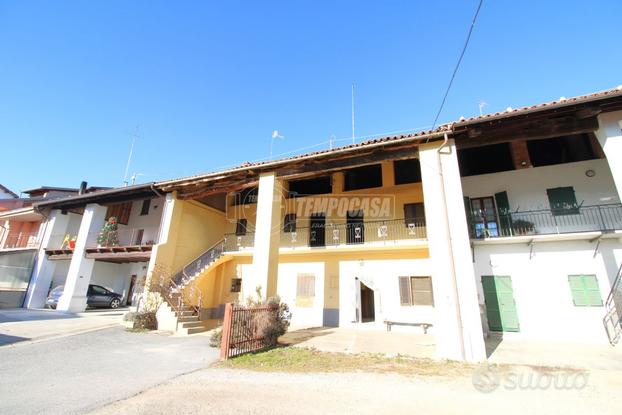 CASCINA LIBERA SU DUE LATI CON TERRENO!