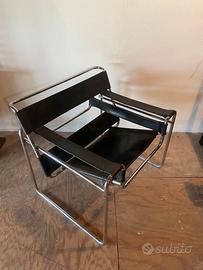 Poltroncina Wassily Marcel Breuer.