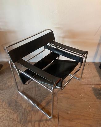 Poltroncina Wassily Marcel Breuer.