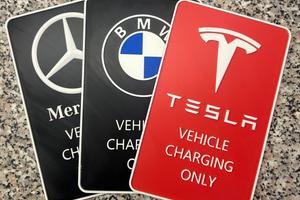 Cartello per area ricarica BMW TESLA JEEP MERCEDES
