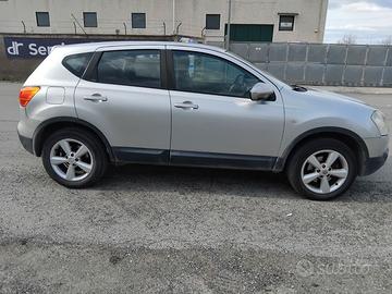 Quasquai con gancio di traino amovibile