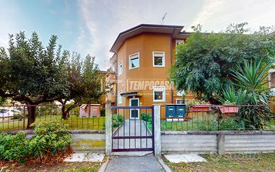 quadrilocale ristrutturato con tre camere al secon