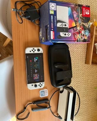 Nintendo Switch OLED Bianca + Mario Kart 8 Deluxe