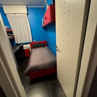 Arredamento completo per camera singola.