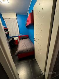 Arredamento completo per camera singola.