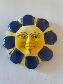 Decorazione da parete a forma di sole.