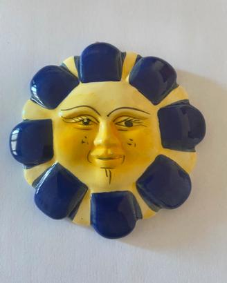 Decorazione da parete a forma di sole.