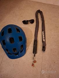 casco, catena e occhiali