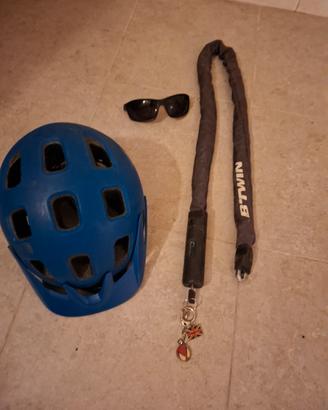 casco, catena e occhiali