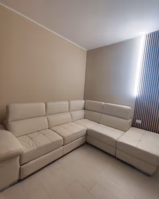 Divano angolare in ecopelle beige