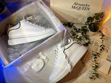 Scarpe Alexander McQueen Oversize bianche e nere 