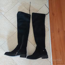 stivali neri al ginocchio
