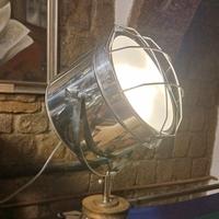 Lampada Treppiede 170 cm.
