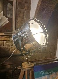 Lampada Treppiede 170 cm.