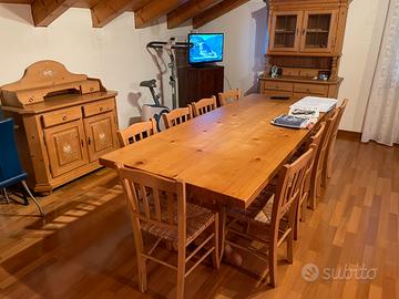 Arredo Mansarda tavolo sedie credenza vetrina